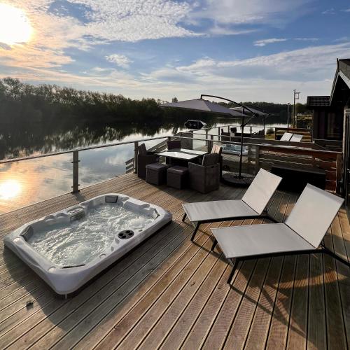 Willow's Lakeside Lodge With Hot Tub & Hi Speed Wifi — 4-Star Luxury Hotel in Stamford, United Kingdom