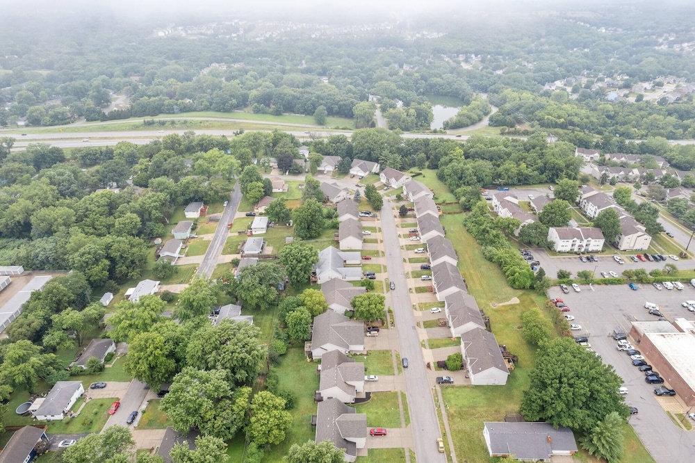 Beautiful Townhome 11 Minutes To Downtown Kansas City Mo - photo 35