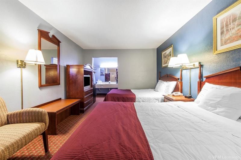 Econo Lodge Cleveland - photo 20