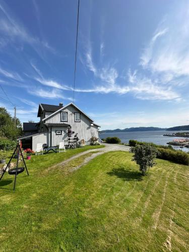 Kystperle med utsikt lei en båt in Namsos, Norway