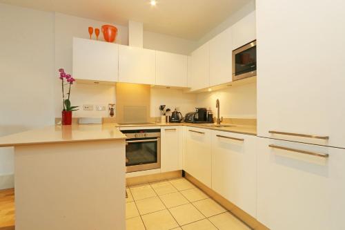 Riverside 1 Bed Apartment — 4-Star Luxury Hotel in London, United Kingdom