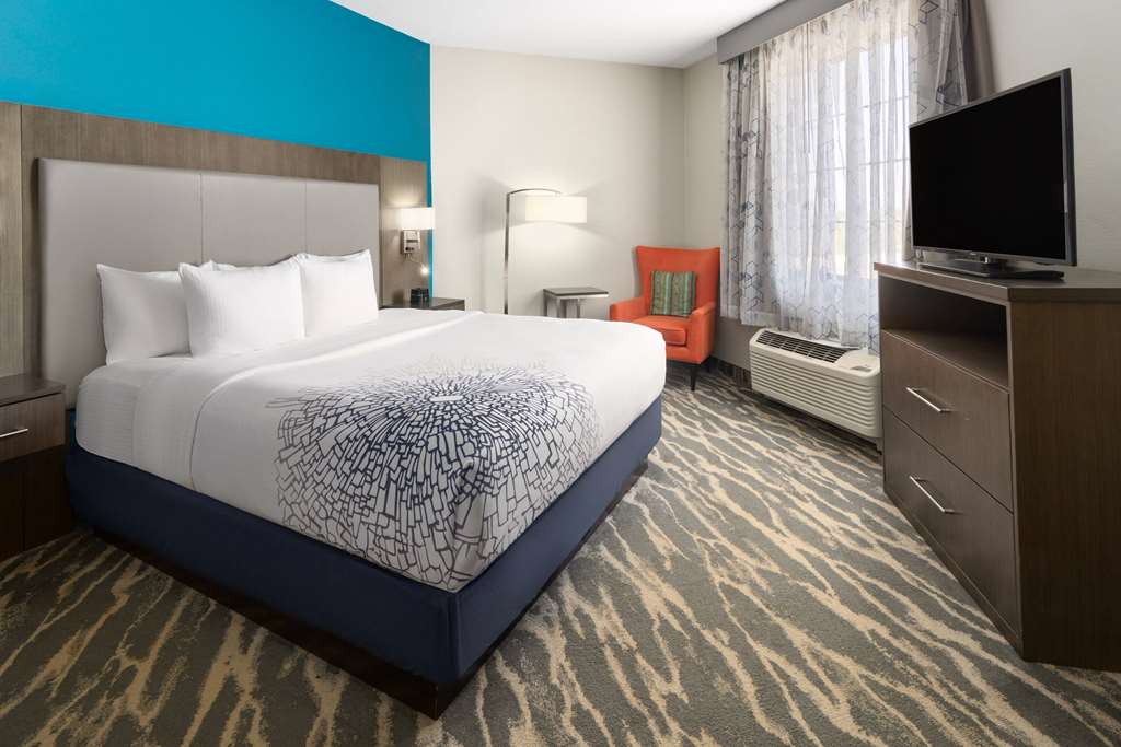 La Quinta Inn & Suites by Wyndham Kokomo - photo 26