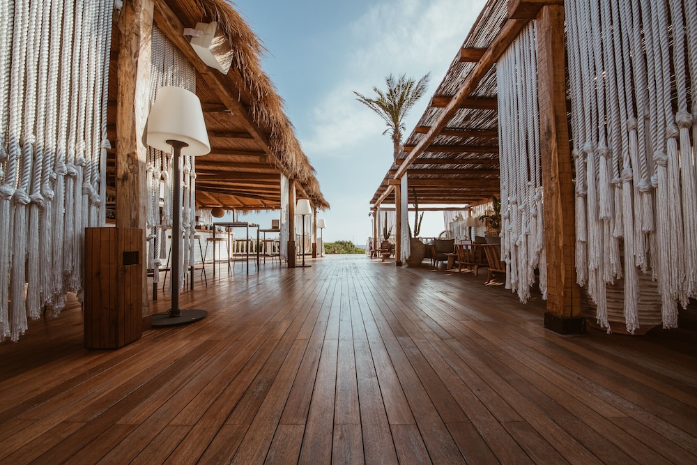 Cumeja Beach Club & Hotel — hotel in Cellole