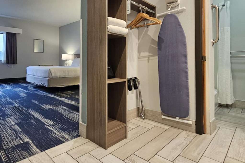 Edgewater Inn and Suites an Ascend Collection Hotel - photo 35
