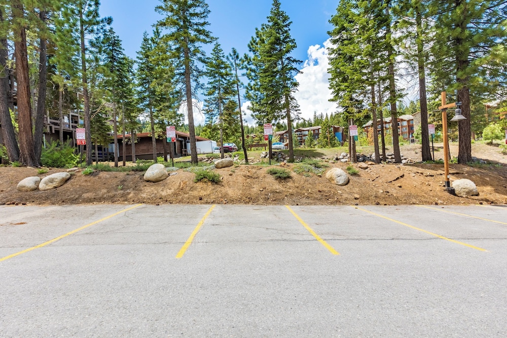 Flurry by Avantstay Tahoe Donner Home w Access to Northstar Resort Community - photo 15