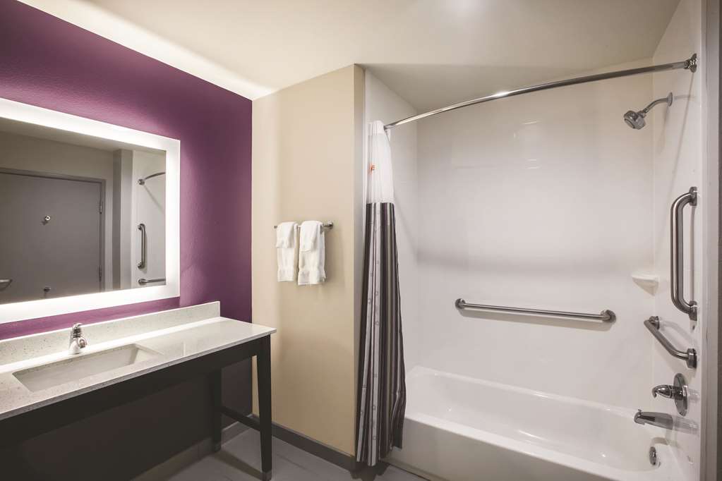 La Quinta Inn & Suites by Wyndham Dallas Northeast Arboretum - photo 16