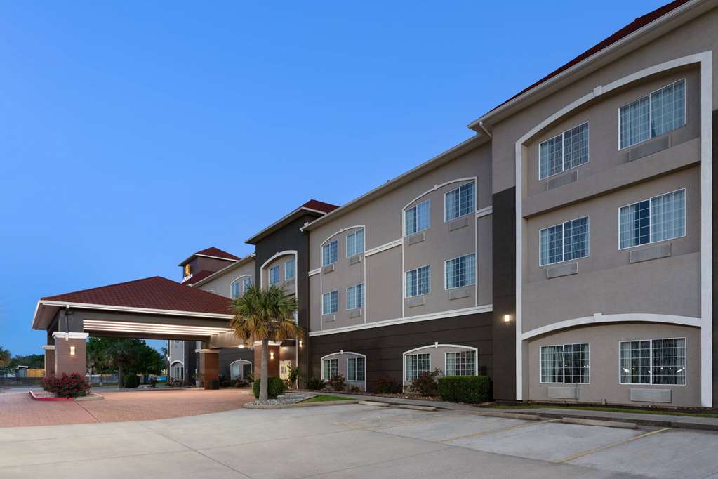 La Quinta Inn & Suites by Wyndham Deer Park - photo 3