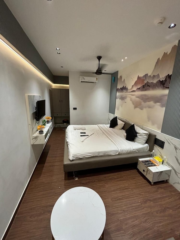 V Love Hotel — Surat — photo 5