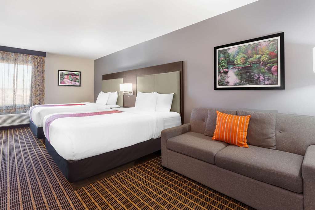 La Quinta Inn & Suites by Wyndham Rockford - photo 19