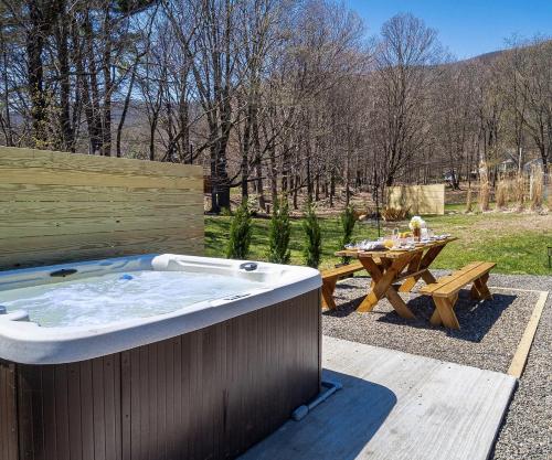 Wooded Catskills Farmhouse near Woodstock Hot Tub Fire Pit Outdoor Movies & More — 4-Star Luxury Hotel in Saugerties, United States