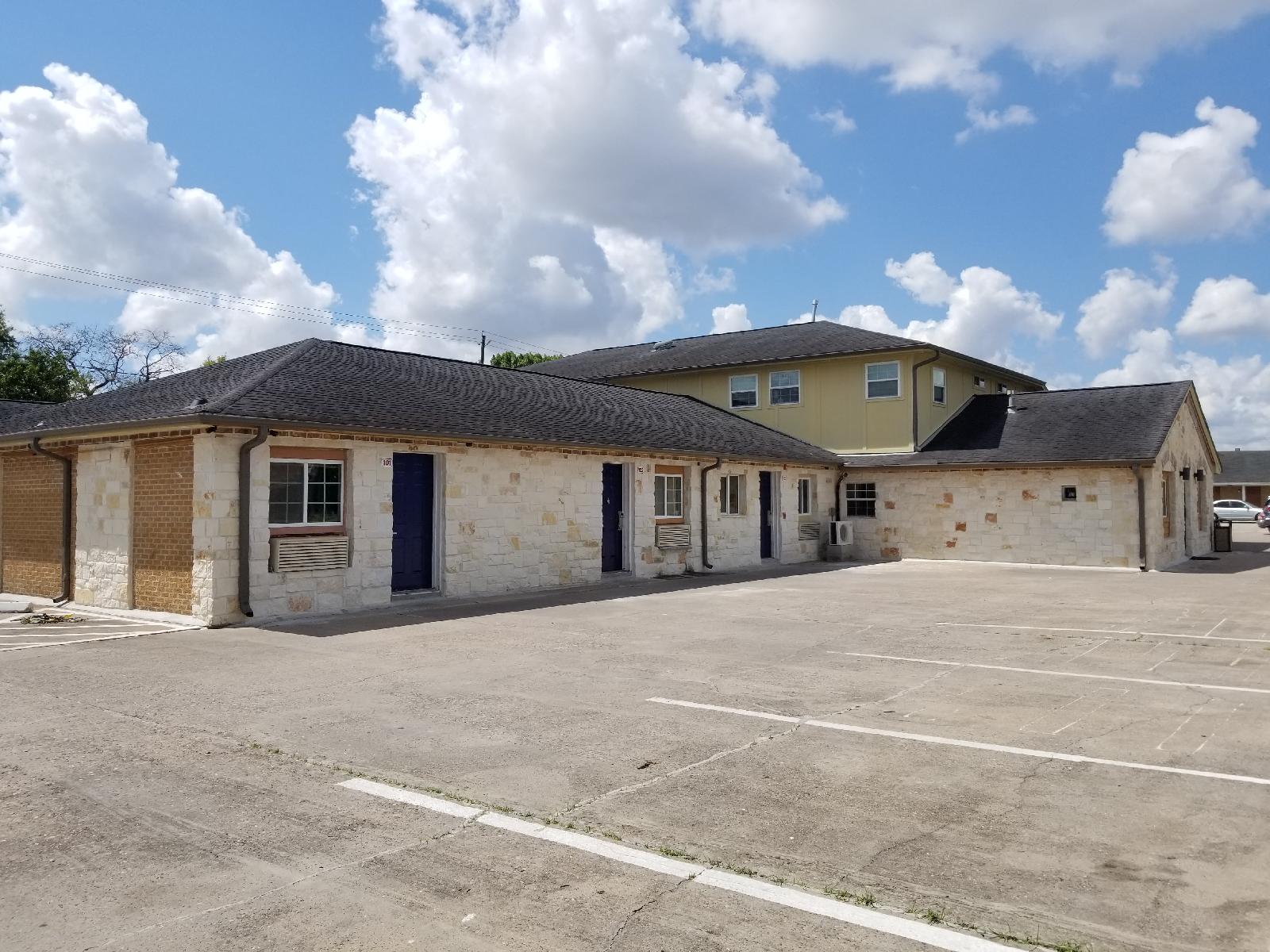 Lone Tree Inn - photo 2