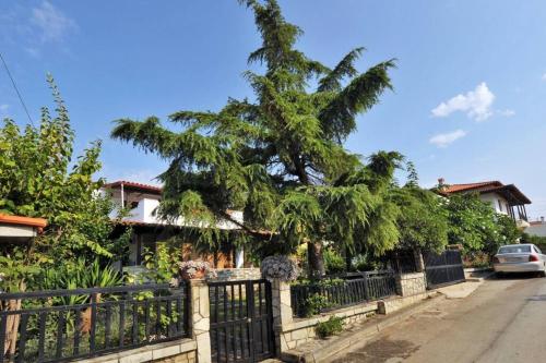 Private home with spacious garden & veranda Flogita beach — 4-Star Luxury Hotel in Nea Flogita, Greece