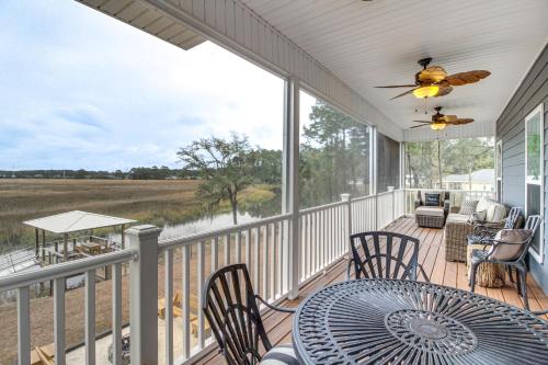 Dock Fire Pit Waterfront Midway Retreat — Midway