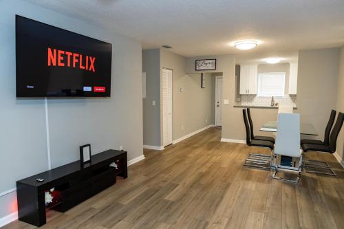 Cozy and Modern Vacation Home — hotel in Hallandale Beach