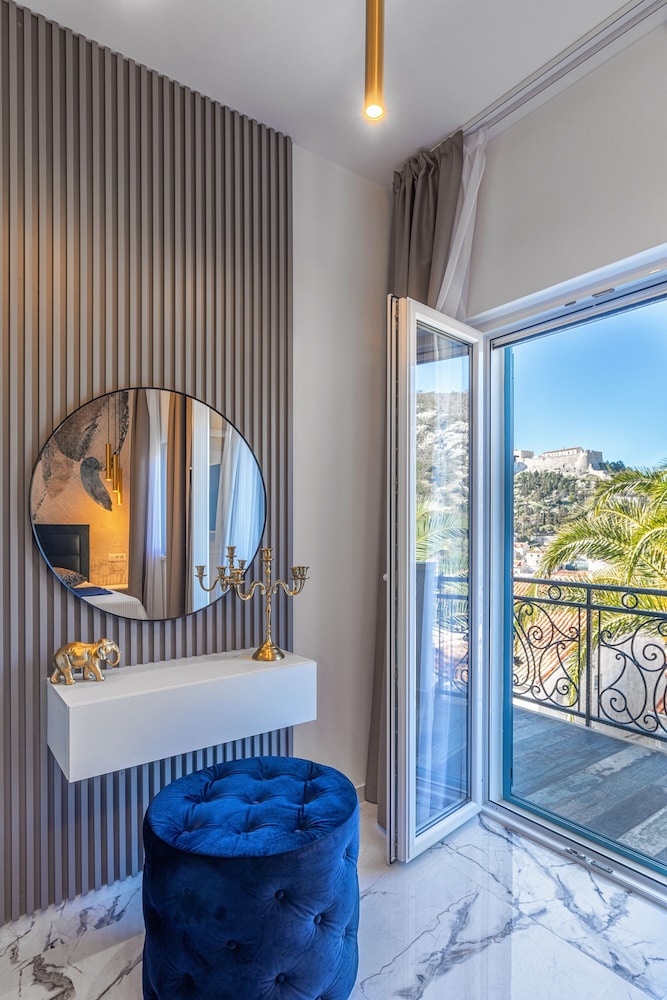 Villa Capitis in the Centre Exclusive Apartment Stunning Fortress View — 4-Star Luxury Hotel in Hvar, Croatia