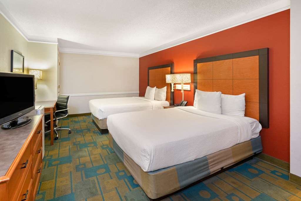 La Quinta Inn by Wyndham Phoenix Sky Harbor Airport - photo 25
