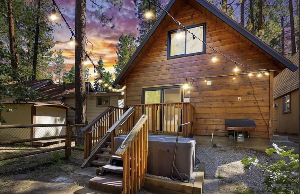 Cabin Comfort Walk to Ski Shuttle with Private Hot Tub & Sauna — 4-Star Luxury Hotel in Big Bear Lake, United States
