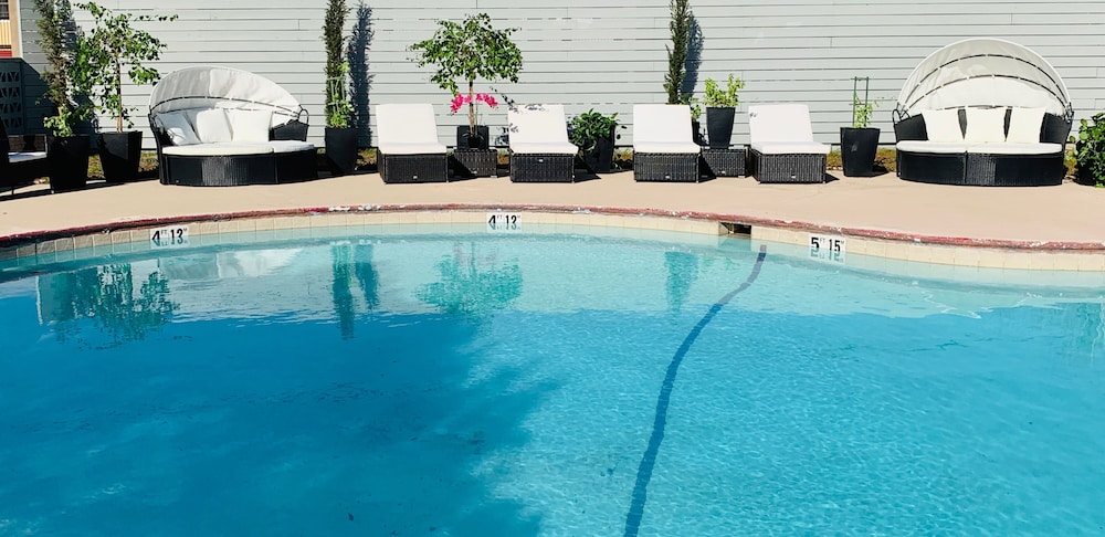 Stratus Suites Boutique Hotel - photo 13
