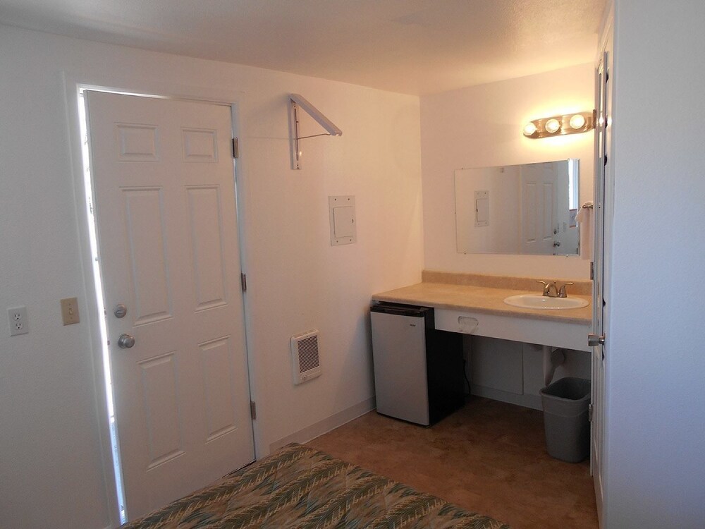 Super Saver Inn - photo 12