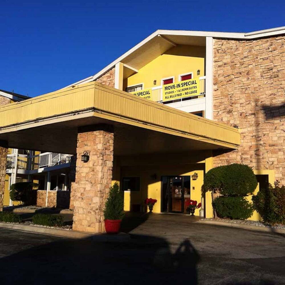 Oaktree Inn and Suites - photo 18