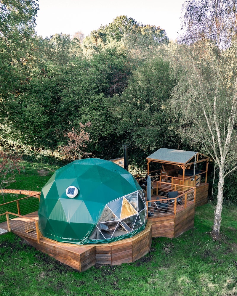 Luna Domes - carbon neutral hotel in Edenbridge