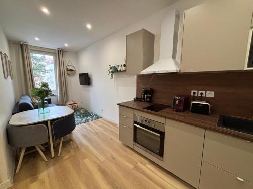 Elegant T2 a Bron Tramway a 2min Box Parking 4personnes