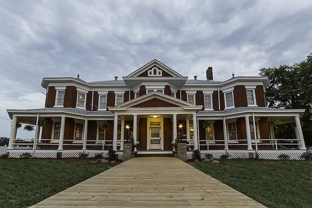 Grand Victorian Inn - photo 31