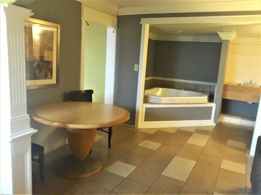 Madison Inn and Suites - photo 36