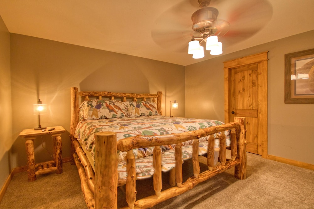 Black Bear Cinema #4819 — 4-Star Luxury Hotel in Pigeon Forge, United States