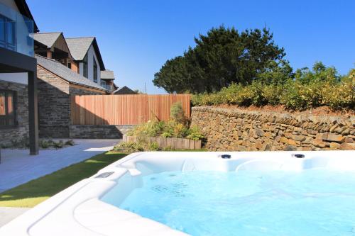 Luxury holiday home with HOT TUB — 4-Star Luxury Hotel in Padstow, United Kingdom