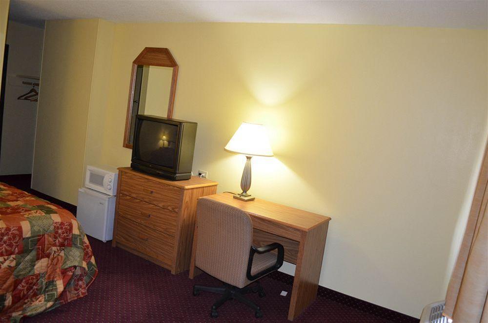 Travelodge Inn and Suites Muscatine - photo 22
