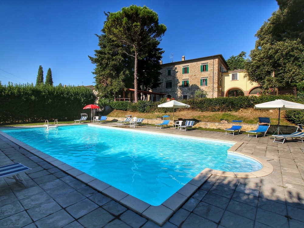 Splendid Farmhouse in Gualdo Cattaneo with Hot Tub — 4-Star Luxury Hotel in Gualdo Cattaneo, Italy