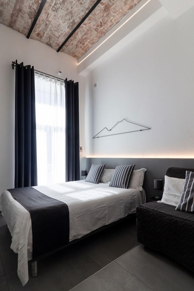 Vesucharme Suite Luxury Room — 4-Star Luxury Hotel in Naples, Italy