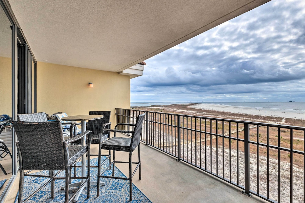 Beachfront Dauphin Island Condo Pool Access — 4-Star Luxury Hotel in Dauphin Island, United States