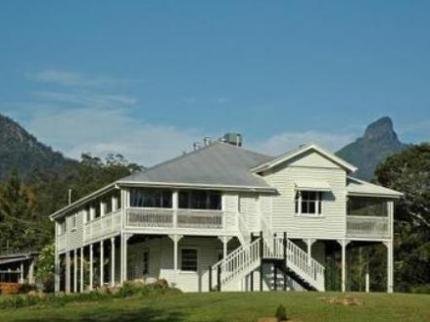 Mavis's Cabins @ Mt Warning
