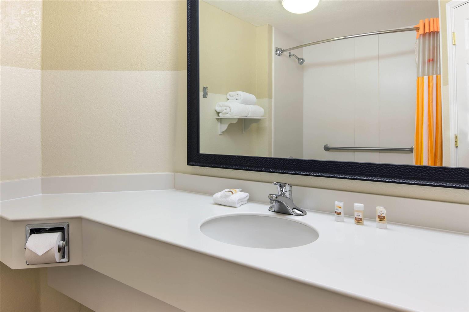 La Quinta by Wyndham Haywood Mall Near Greenville Downtown - photo 28