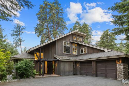 Larkspur Lookout in Suncadia Fairway View Hot Tub Firepit BBQ Smart TV Xbox Fully Equipped Kitchen Hi speed Wi Fi in Cle Elum, United States