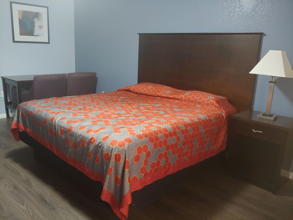 Brooks City Executive Inn - photo 8