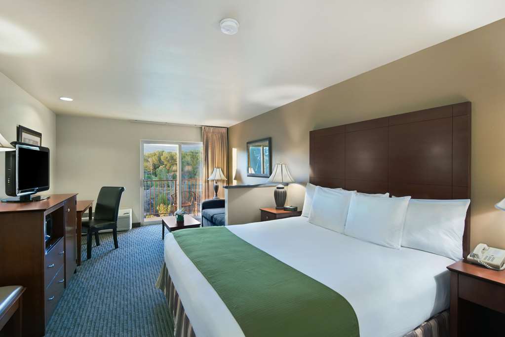 Oxford Suites Yakima - photo 3