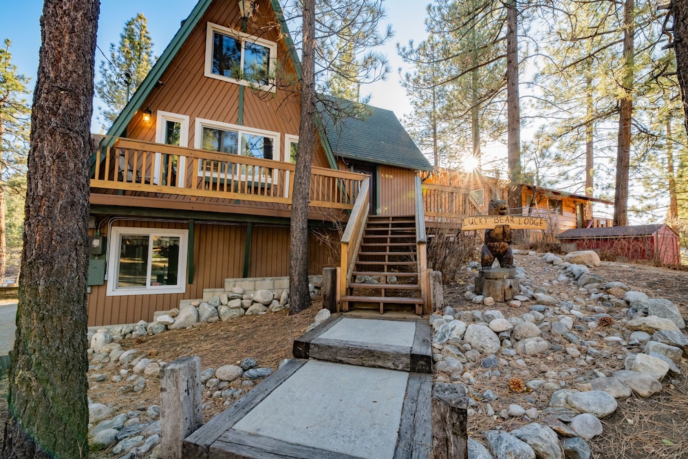 Lucky Bear Lodge Excellent cabin with a hot tub game room and an amazing view — 4-Star Luxury Hotel in Big Bear Lake, United States
