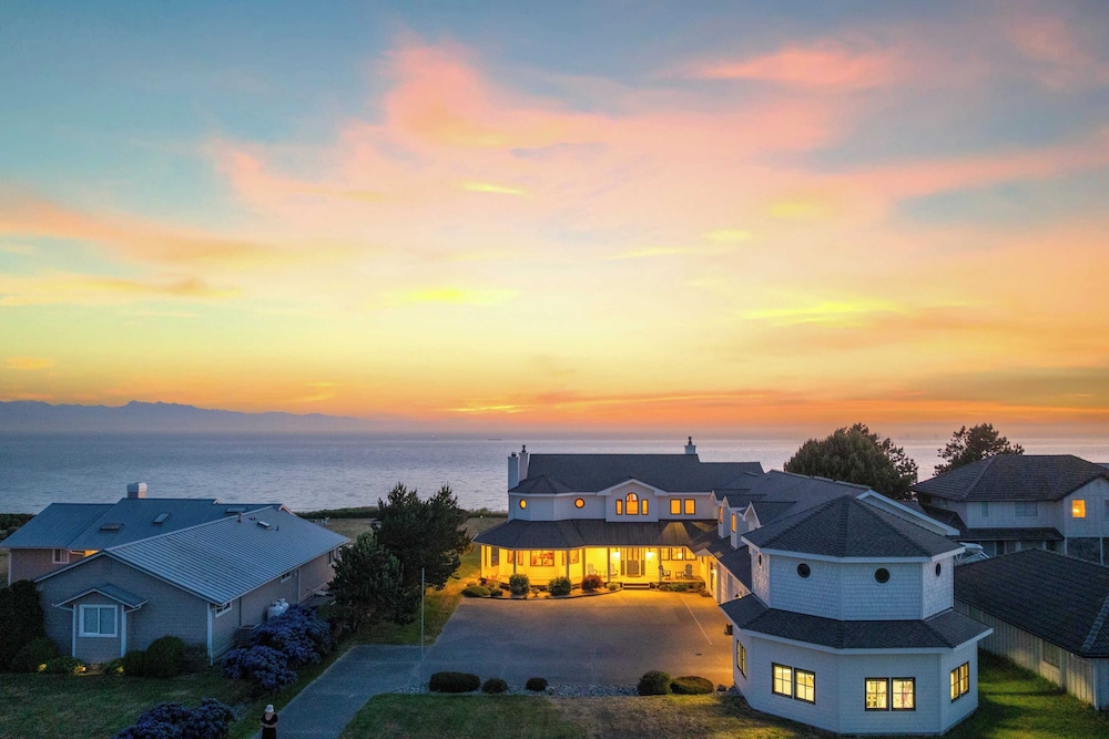 Seacliff Haven Waterfront Luxury Stunning Views Hot Tub Game Room — Oak Harbor