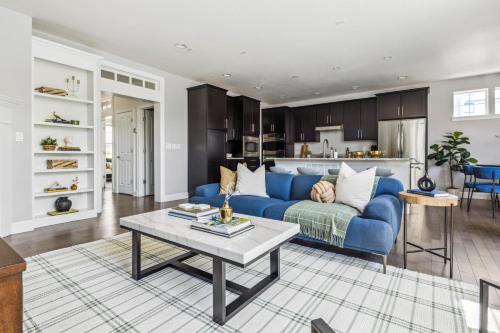 Modern Elegance Pool Table Walkable Area — Aurora