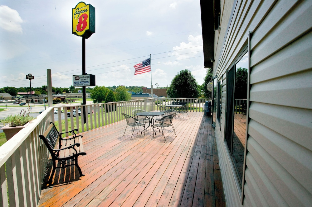 Super 8 by Wyndham Van Buren Ft. Smith Area - photo 18