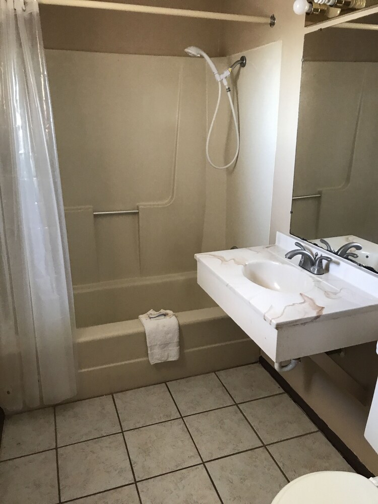 C&H Motel El Dorado Springs - photo 14
