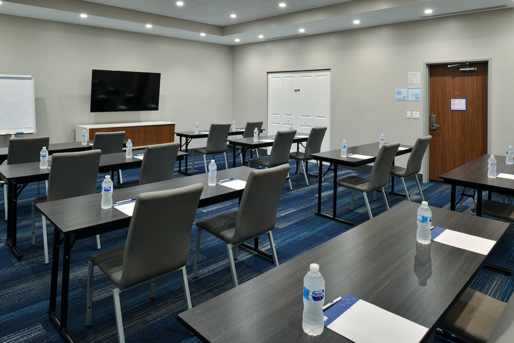 Holiday Inn Express Orlando South Park by IHG - photo 70