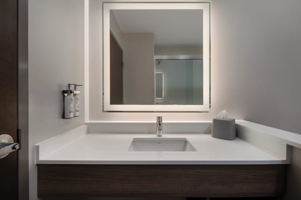 Holiday Inn Express & Suites Muskegon Grand Haven an IHG Hotel - photo 23