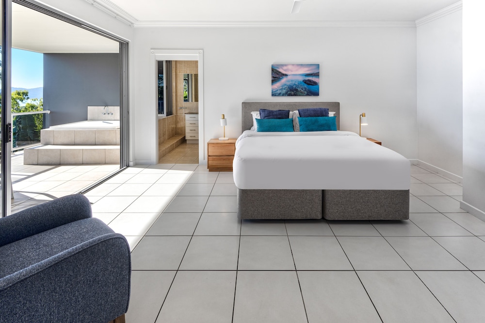 Blue Water Views 16 — 4-Star Luxury Hotel in Whitsundays, Australia