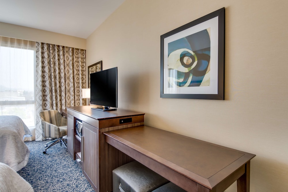 Hampton Inn & Suites Los Angeles Glendale - photo 18