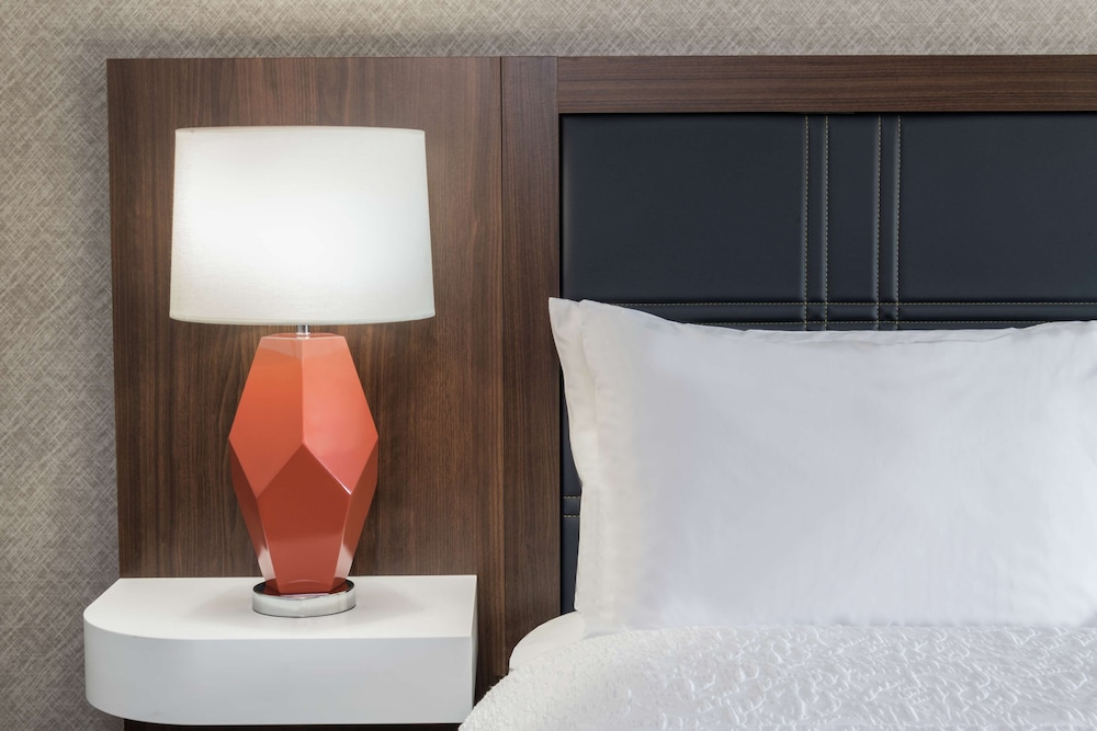Hampton Inn & Suites Fort Wayne Downtown - photo 16