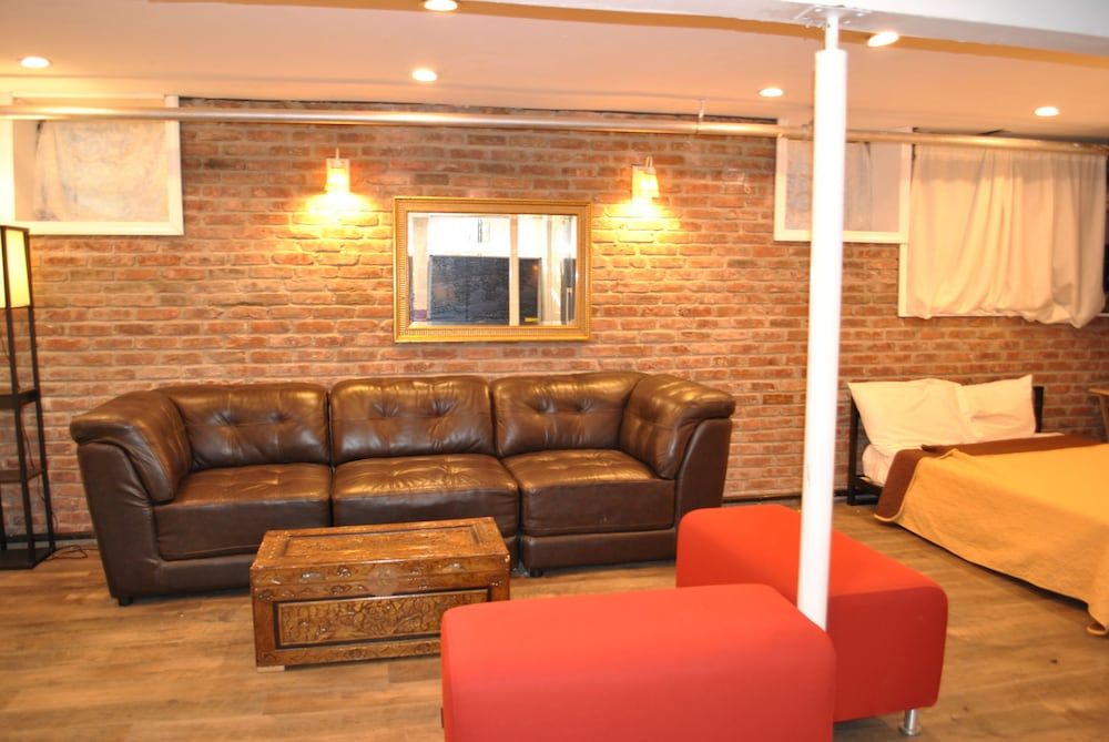 l 3 into Newark Airport Lower Level Apartment — 4-Star Luxury Hotel in Newark, United States